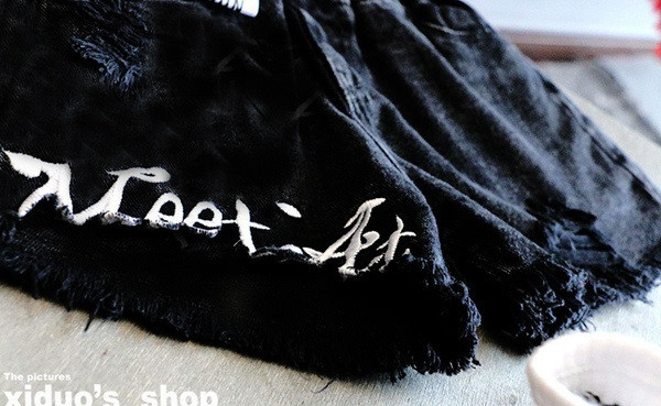 Pantaloni scurți moderni pentru copii pentru fete în inscripție albă și neagră cu un element de broderie