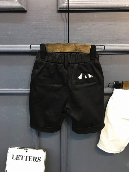 Μοντέρνα σορτς για αγόρια σε μαύρο και άσπρο