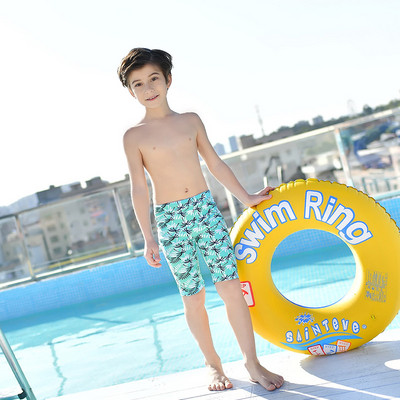 Μοντέρνα παιδικά μαγιό για τα μοντέλα των αγοριών