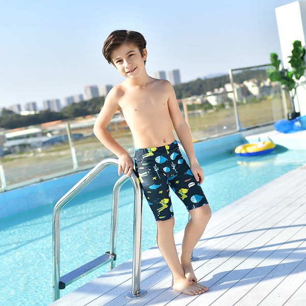 Μοντέρνα παιδικά μαγιό για τα μοντέλα των αγοριών