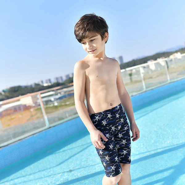 Μοντέρνα παιδικά μαγιό για τα μοντέλα των αγοριών