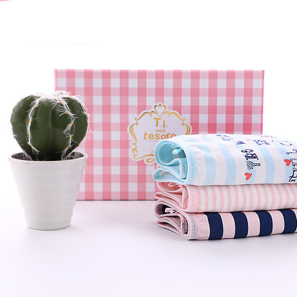 Καθημερινά παιδικά εσώρουχα για κορίτσια με εφαρμογή - ένα σύνολο τριών τεμαχίων