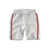 Δύο χρωματιστές αθλητικές μπότες για αγόρια