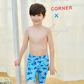 Μοντέρνα μπότες των αγοριών σε μπλε χρώμα