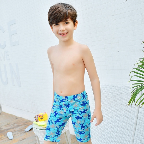 Μοντέρνα μπότες των αγοριών σε μπλε χρώμα