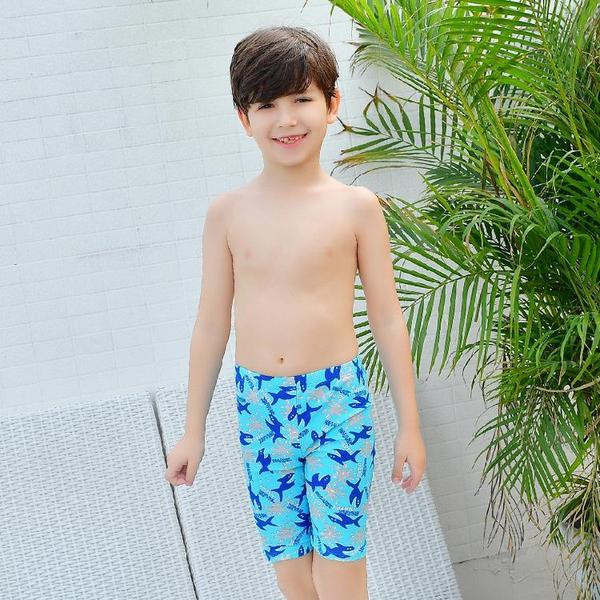 Μοντέρνα μπότες των αγοριών σε μπλε χρώμα