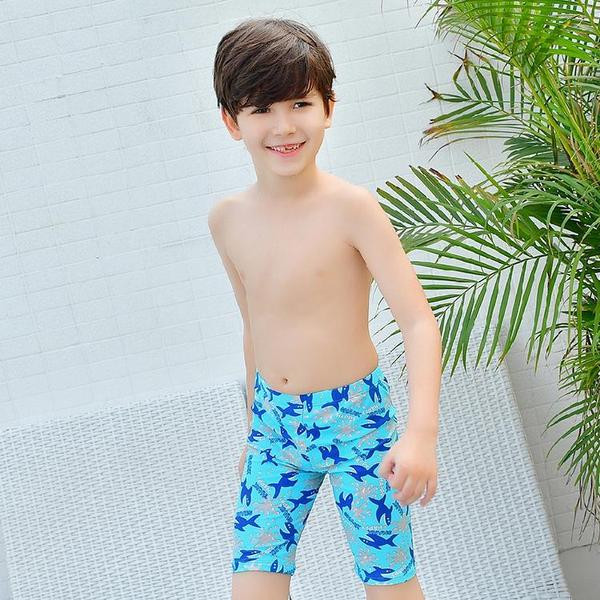 Μοντέρνα μπότες των αγοριών σε μπλε χρώμα