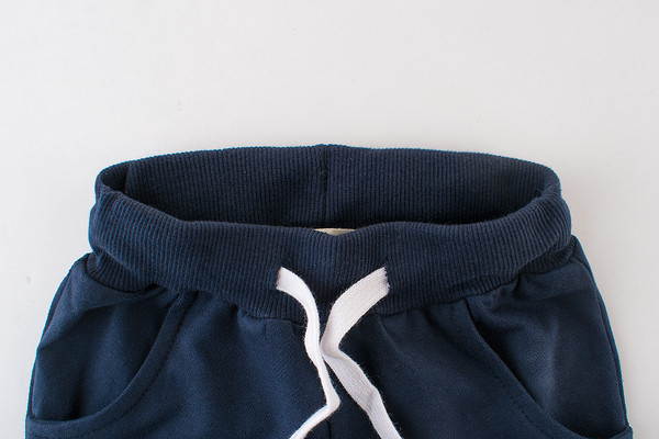 Pantaloni scurți moderni pentru baieti in doua culori cu cravate