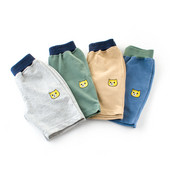 Μοντέρνα παντελόνια μικρού μήκους σε τέσσερα χρώματα με εφαρμογές