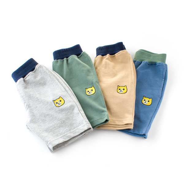 Μοντέρνα παντελόνια μικρού μήκους σε τέσσερα χρώματα με εφαρμογές