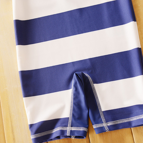 Μοντέρνα παιδικά ριγέ μαγιό για αγόρια με εφαρμογές