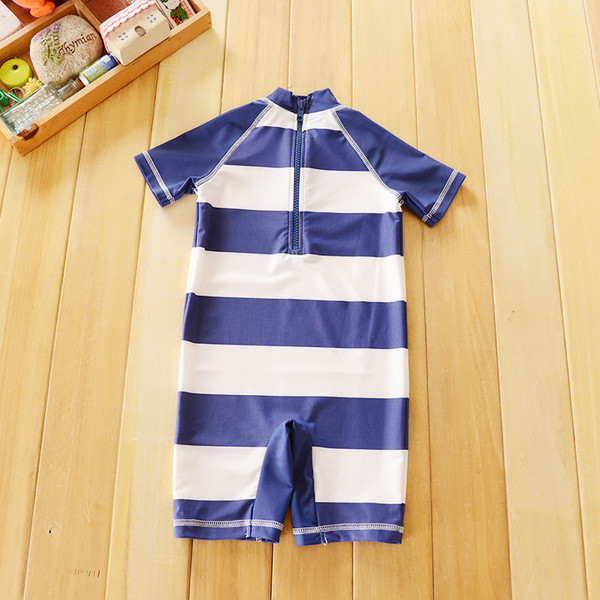 Μοντέρνα παιδικά ριγέ μαγιό για αγόρια με εφαρμογές