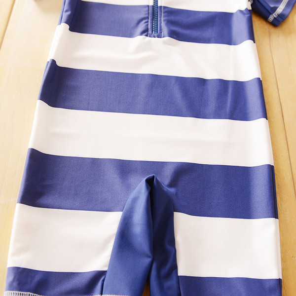 Μοντέρνα παιδικά ριγέ μαγιό για αγόρια με εφαρμογές