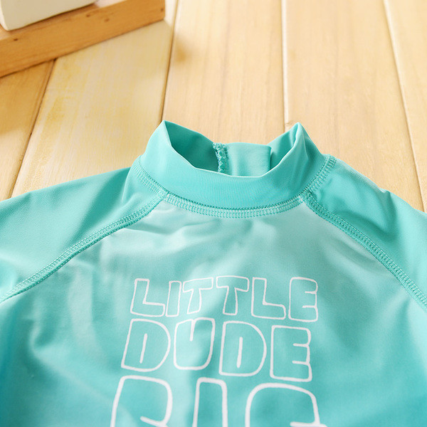 Costum de baie intreg pentru baieti in albastru cu inscriptie