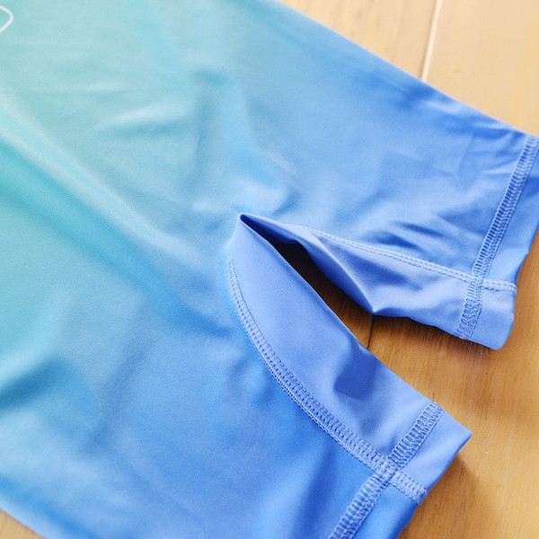 Costum de baie intreg pentru baieti in albastru cu inscriptie