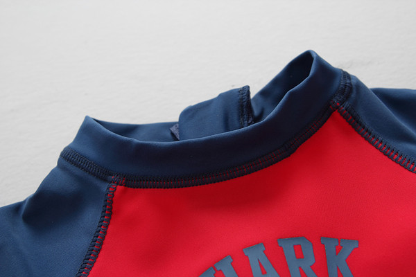 Costum de baie pentru copii modern în roșu cu aplicație