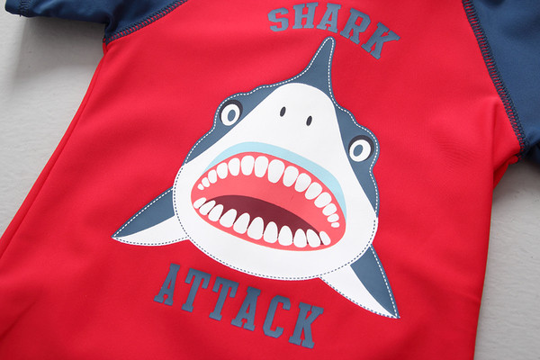 Costum de baie pentru copii modern în roșu cu aplicație