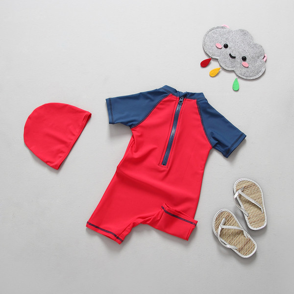 Costum de baie pentru copii modern în roșu cu aplicație