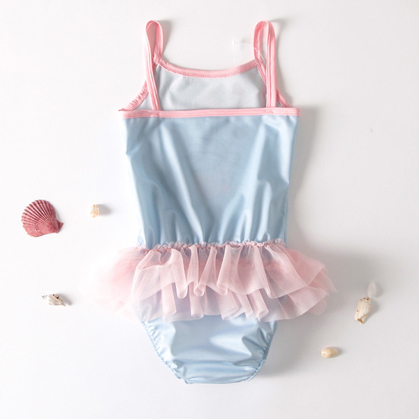 Teljes fürdőruha lányoknak tülllel és vékony pántokkal