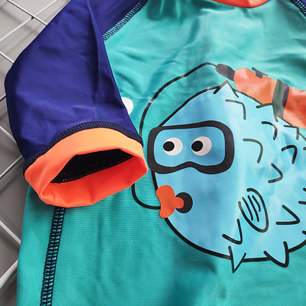 Modern gyerek fürdőruha kalappal fiúknak