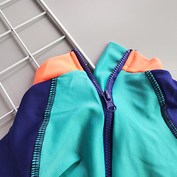 Modern gyerek fürdőruha kalappal fiúknak