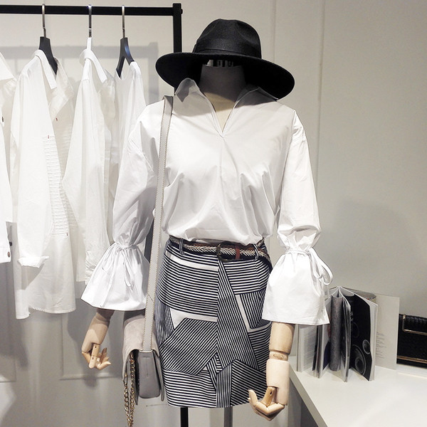 Stílusos női ing fehér színben, V-nyakkal