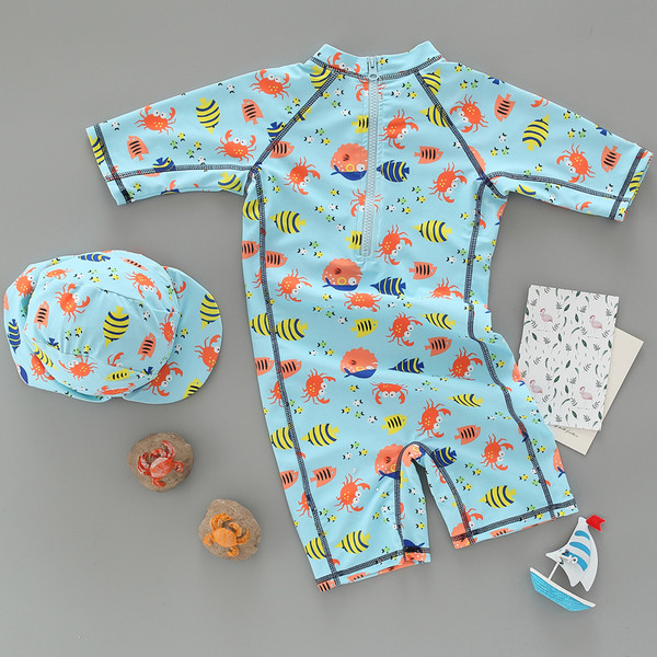 Alkalmi gyerek fürdőruha fiúknak sapkával