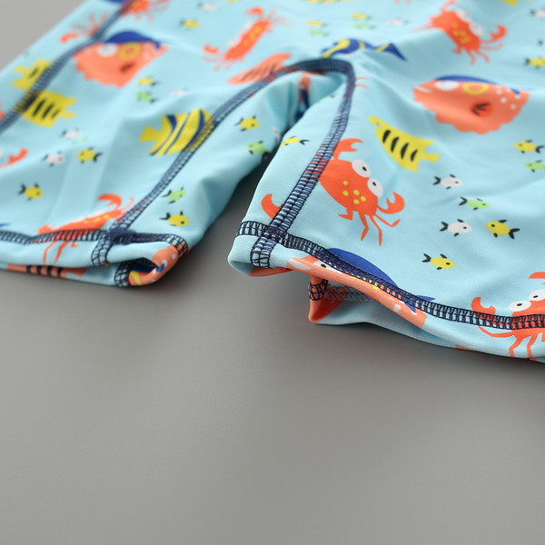 Alkalmi gyerek fürdőruha fiúknak sapkával