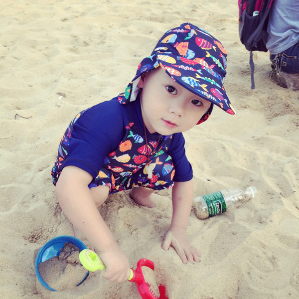 Modern, színes gyerek fürdőruha fiúknak