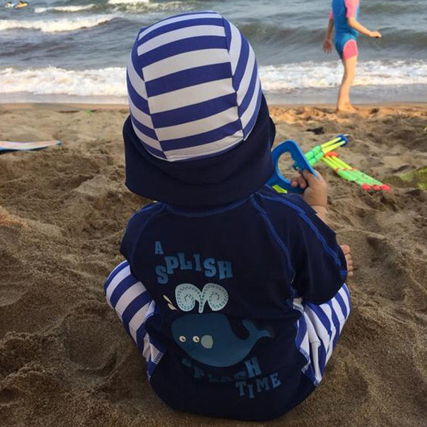 Modern gyerek fürdőruha fiúknak kék színben, rátéttel