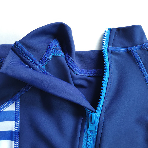 Modern gyerek fürdőruha fiúknak kék színben, rátéttel