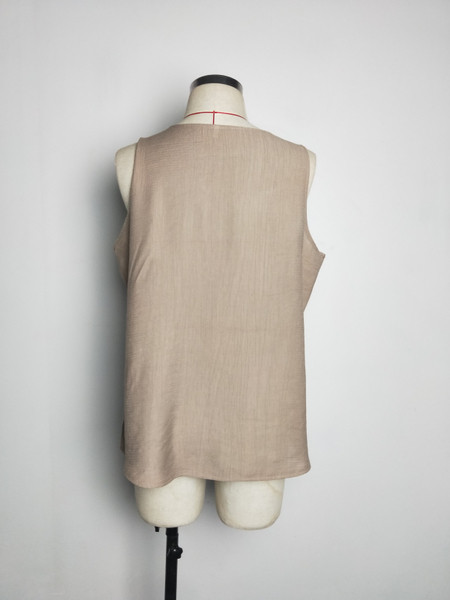 Μοντέρνο γυναικείο πουκάμισο με φαρδιές λωρίδες και δαντέλα σε καφέ χρώμα