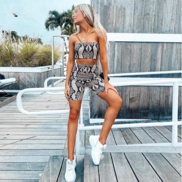 Μοντέρνο γυναικείο σετ που περιλαμβάνει μπουφάν και σορτς