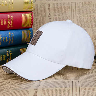 Alkalmi férfi sapka napellenzővel és emblémával több színben