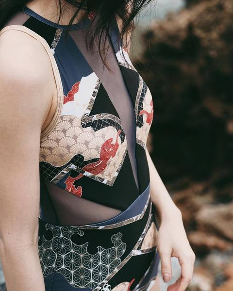 Stílusos teljes női fürdőruha hátul cipzárral