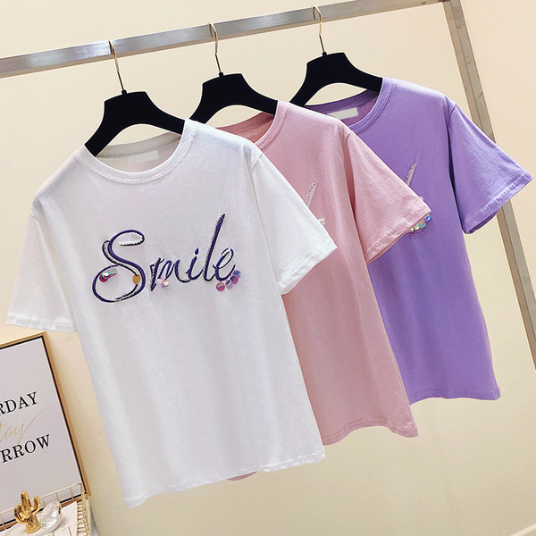 Μοντέρνο γυναικείο T-shirt με κοντό μανίκι πούλιες και πέτρες είναι τρία χρώματα