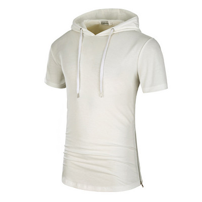 Ένα απλό αντρικά μπλουζάκι με κουκούλα σε διάφορα χρώματα