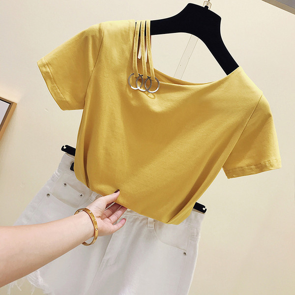 Καθημερινή γυναικεία κοντομάνικη μπλούζα και μεταλλικό στοιχείο σε τρία χρώματα