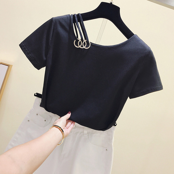 Καθημερινή γυναικεία κοντομάνικη μπλούζα και μεταλλικό στοιχείο σε τρία χρώματα