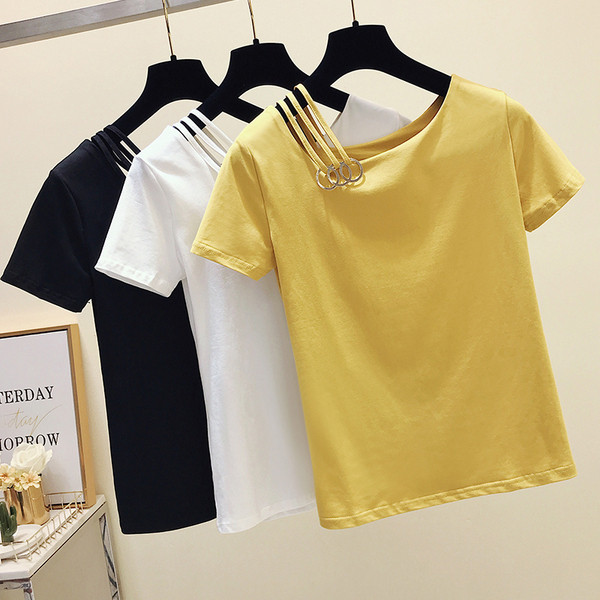Καθημερινή γυναικεία κοντομάνικη μπλούζα και μεταλλικό στοιχείο σε τρία χρώματα