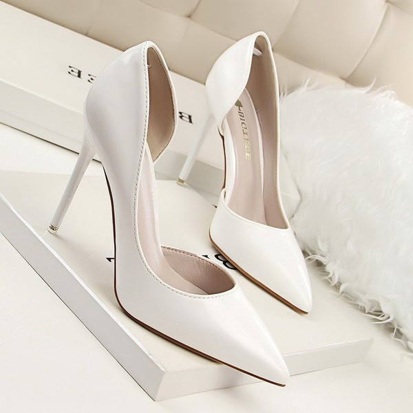 Stílusos női hegyes magassarkú cipő, különböző színekben