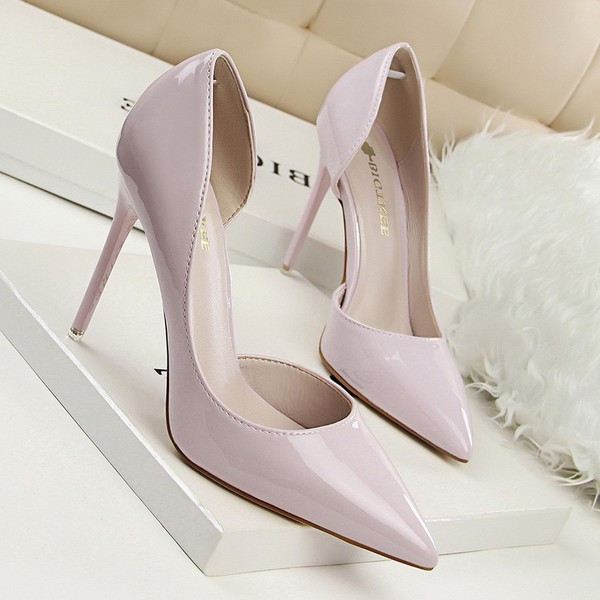 Stílusos női hegyes magassarkú cipő, különböző színekben