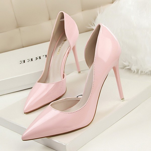 Stílusos női hegyes magassarkú cipő, különböző színekben