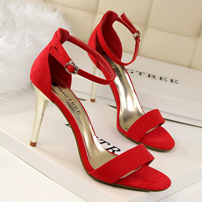 Stílusos női sarkú szandál több színben