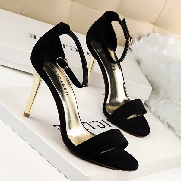 Stílusos női sarkú szandál több színben