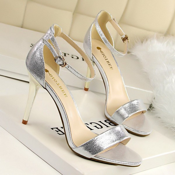 Stílusos női sarkú szandál több színben