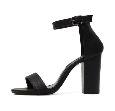 Μοντέρνα γυναικεία σανδάλια με μαύρο ρεύμα σε μαύρο χρώμα