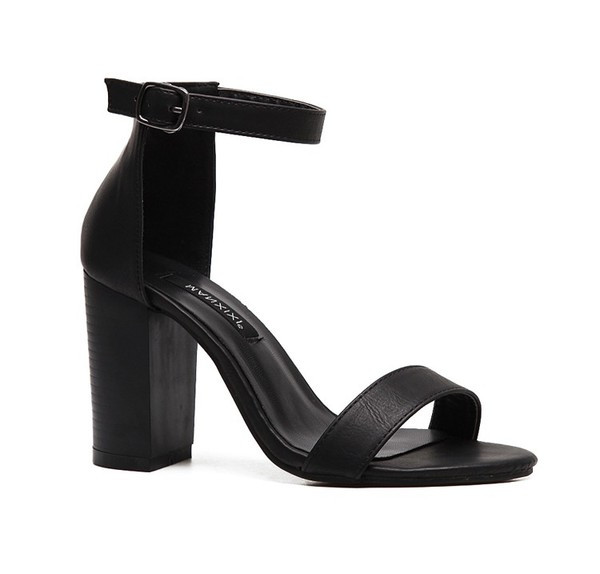 Μοντέρνα γυναικεία σανδάλια με μαύρο ρεύμα σε μαύρο χρώμα