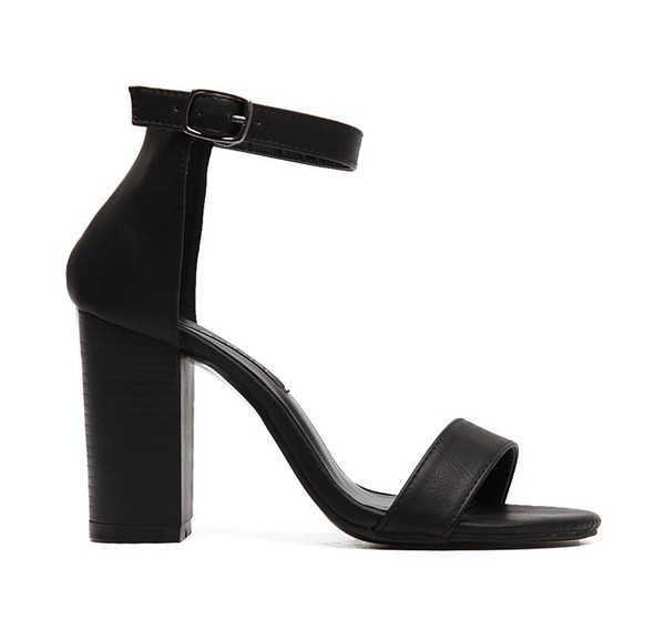 Μοντέρνα γυναικεία σανδάλια με μαύρο ρεύμα σε μαύρο χρώμα
