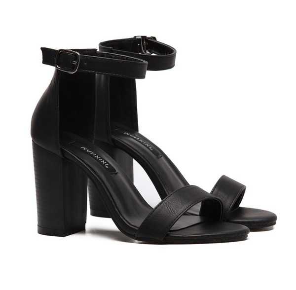 Μοντέρνα γυναικεία σανδάλια με μαύρο ρεύμα σε μαύρο χρώμα